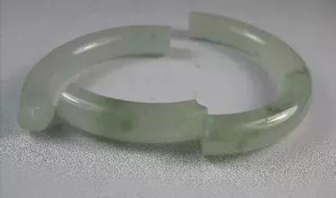 翡翠手镯可以碎碎吗,玉手镯裂了还能养人吗-第2张图片-翡翠网 翡翠手镯可以碎碎吗,玉手镯裂了还能养人吗-第2张图片-翡翠网