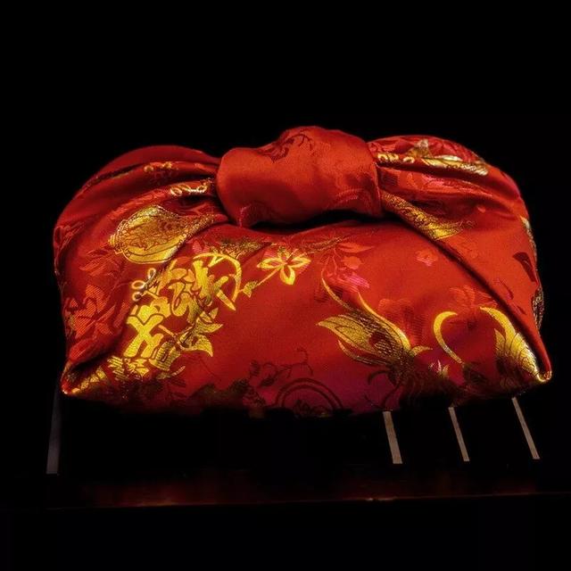 翡翠手镯可以碎碎吗,玉手镯裂了还能养人吗-第9张图片-翡翠网 翡翠手镯可以碎碎吗,玉手镯裂了还能养人吗-第9张图片-翡翠网