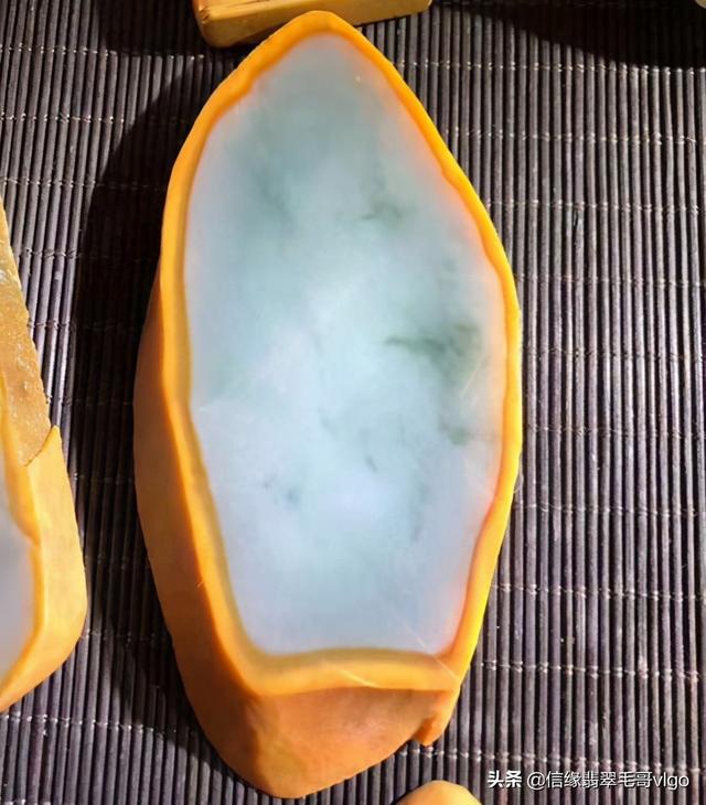 什么样原石翡翠容易有漂花,什么叫翡翠高冰飘花-第4张图片-翡翠网 什么样原石翡翠容易有漂花,什么叫翡翠高冰飘花-第4张图片-翡翠网