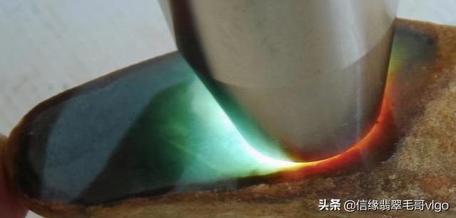 什么样原石翡翠容易有漂花,什么叫翡翠高冰飘花-第5张图片-翡翠网 什么样原石翡翠容易有漂花,什么叫翡翠高冰飘花-第5张图片-翡翠网