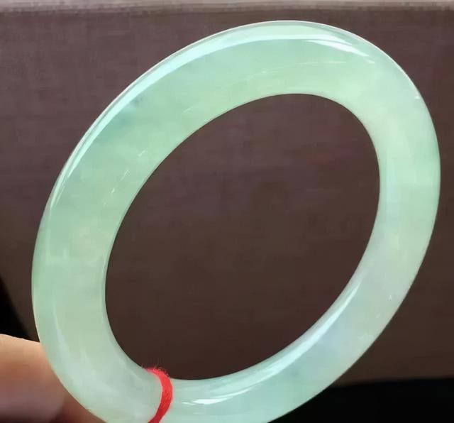 翡翠会越带越亮吗,翡翠手镯越戴越-第1张图片-翡翠网 翡翠会越带越亮吗,翡翠手镯越戴越-第1张图片-翡翠网