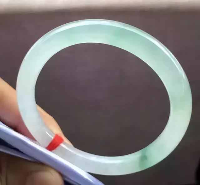 翡翠会越带越亮吗,翡翠手镯越戴越-第3张图片-翡翠网 翡翠会越带越亮吗,翡翠手镯越戴越-第3张图片-翡翠网