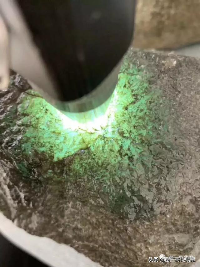 翡翠原石水脱砂的图片,澳门特别行政区翻砂原石-第3张图片-翡翠网 翡翠原石水脱砂的图片,澳门特别行政区翻砂原石-第3张图片-翡翠网