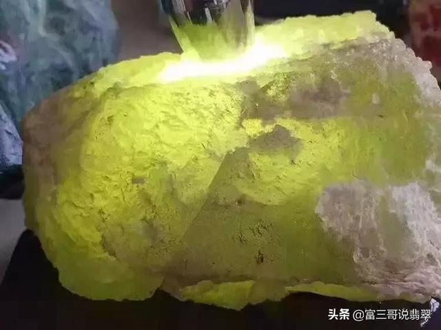 翡翠原石水脱砂的图片,澳门特别行政区翻砂原石-第5张图片-翡翠网 翡翠原石水脱砂的图片,澳门特别行政区翻砂原石-第5张图片-翡翠网