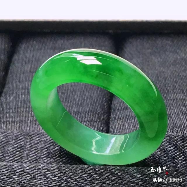 翡翠手镯送女同学有讲究吗翡翠有什么讲究-第3张图片-翡翠网 翡翠手镯送女同学有讲究吗翡翠有什么讲究-第3张图片-翡翠网