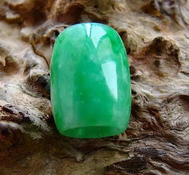 细豆种翡翠的价格是多少绿豆种翡翠手镯价格-第1张图片-翡翠网 细豆种翡翠的价格是多少绿豆种翡翠手镯价格-第1张图片-翡翠网