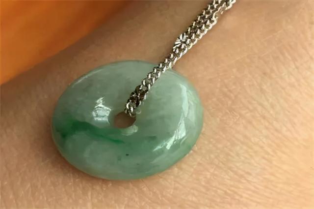 细豆种翡翠的价格是多少绿豆种翡翠手镯价格-第3张图片-翡翠网 细豆种翡翠的价格是多少绿豆种翡翠手镯价格-第3张图片-翡翠网