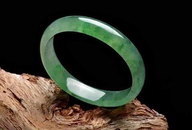 细豆种翡翠的价格是多少绿豆种翡翠手镯价格-第4张图片-翡翠网 细豆种翡翠的价格是多少绿豆种翡翠手镯价格-第4张图片-翡翠网