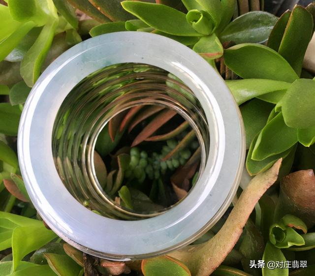 冰种帝王绿翡翠多少钱一克冰种翡翠手镯-第3张图片-翡翠网 冰种帝王绿翡翠多少钱一克冰种翡翠手镯-第3张图片-翡翠网