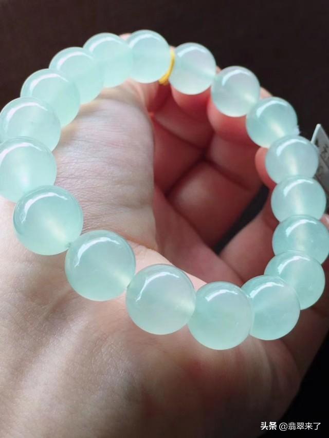 翡翠手镯戴大还是戴小,翡翠小圆珠手镯-第2张图片-翡翠网 翡翠手镯戴大还是戴小,翡翠小圆珠手镯-第2张图片-翡翠网
