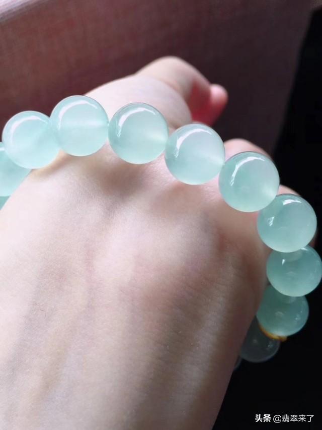 翡翠手镯戴大还是戴小,翡翠小圆珠手镯-第3张图片-翡翠网 翡翠手镯戴大还是戴小,翡翠小圆珠手镯-第3张图片-翡翠网