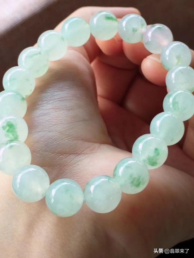 翡翠手镯戴大还是戴小,翡翠小圆珠手镯-第4张图片-翡翠网 翡翠手镯戴大还是戴小,翡翠小圆珠手镯-第4张图片-翡翠网