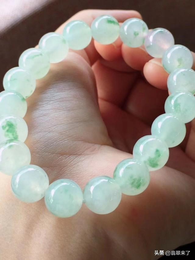 翡翠手镯戴大还是戴小,翡翠小圆珠手镯-第5张图片-翡翠网 翡翠手镯戴大还是戴小,翡翠小圆珠手镯-第5张图片-翡翠网