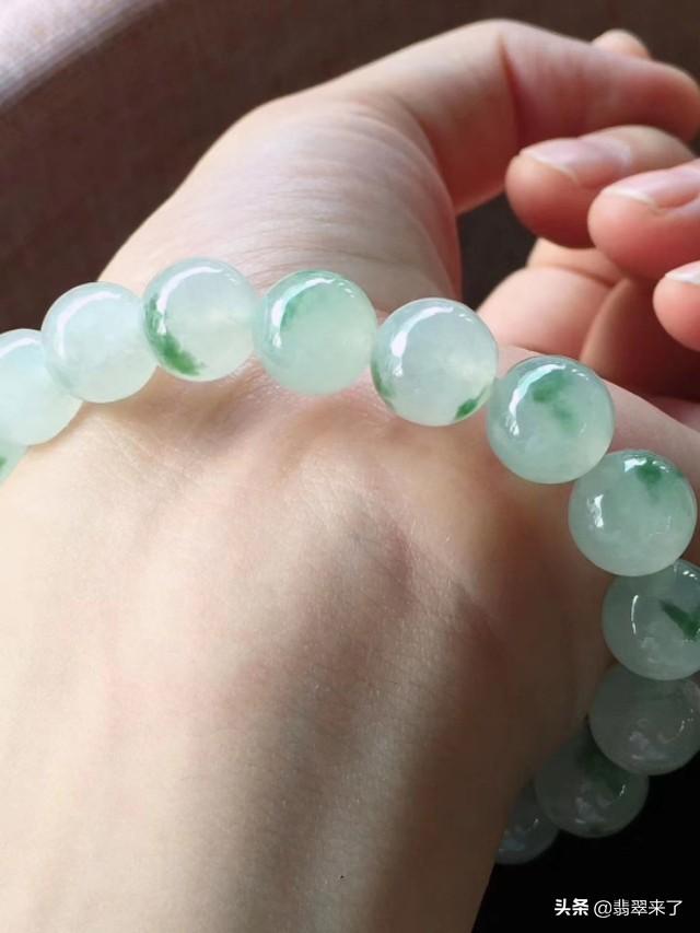 翡翠手镯戴大还是戴小,翡翠小圆珠手镯-第6张图片-翡翠网 翡翠手镯戴大还是戴小,翡翠小圆珠手镯-第6张图片-翡翠网