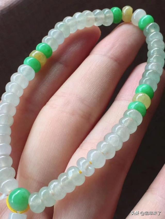翡翠手镯戴大还是戴小,翡翠小圆珠手镯-第10张图片-翡翠网 翡翠手镯戴大还是戴小,翡翠小圆珠手镯-第10张图片-翡翠网