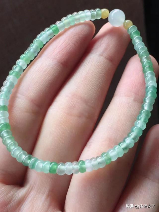 翡翠手镯戴大还是戴小,翡翠小圆珠手镯-第13张图片-翡翠网 翡翠手镯戴大还是戴小,翡翠小圆珠手镯-第13张图片-翡翠网