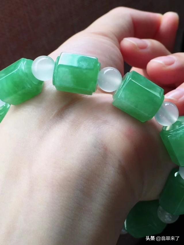 翡翠手镯戴大还是戴小,翡翠小圆珠手镯-第20张图片-翡翠网 翡翠手镯戴大还是戴小,翡翠小圆珠手镯-第20张图片-翡翠网