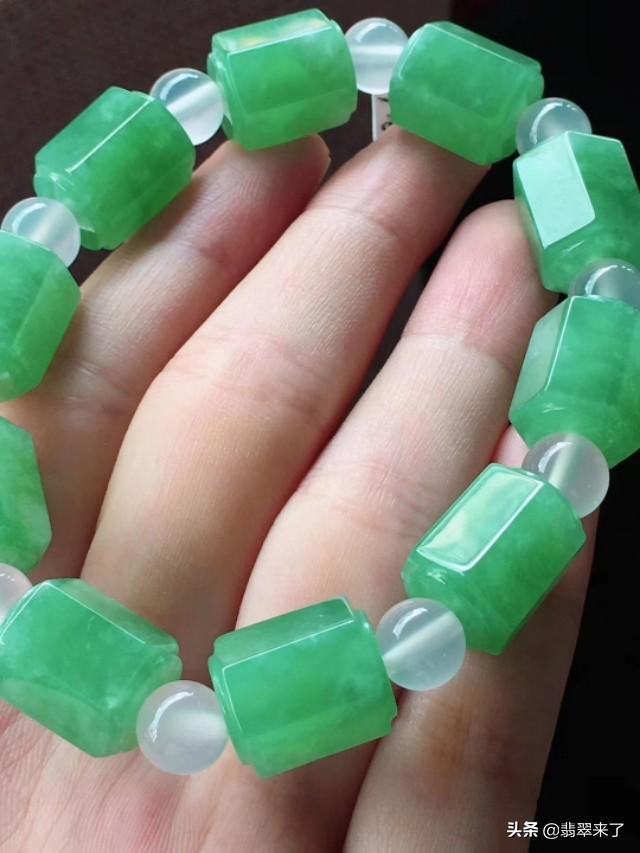 翡翠手镯戴大还是戴小,翡翠小圆珠手镯-第21张图片-翡翠网 翡翠手镯戴大还是戴小,翡翠小圆珠手镯-第21张图片-翡翠网
