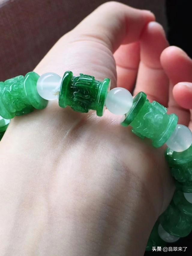 翡翠手镯戴大还是戴小,翡翠小圆珠手镯-第24张图片-翡翠网 翡翠手镯戴大还是戴小,翡翠小圆珠手镯-第24张图片-翡翠网