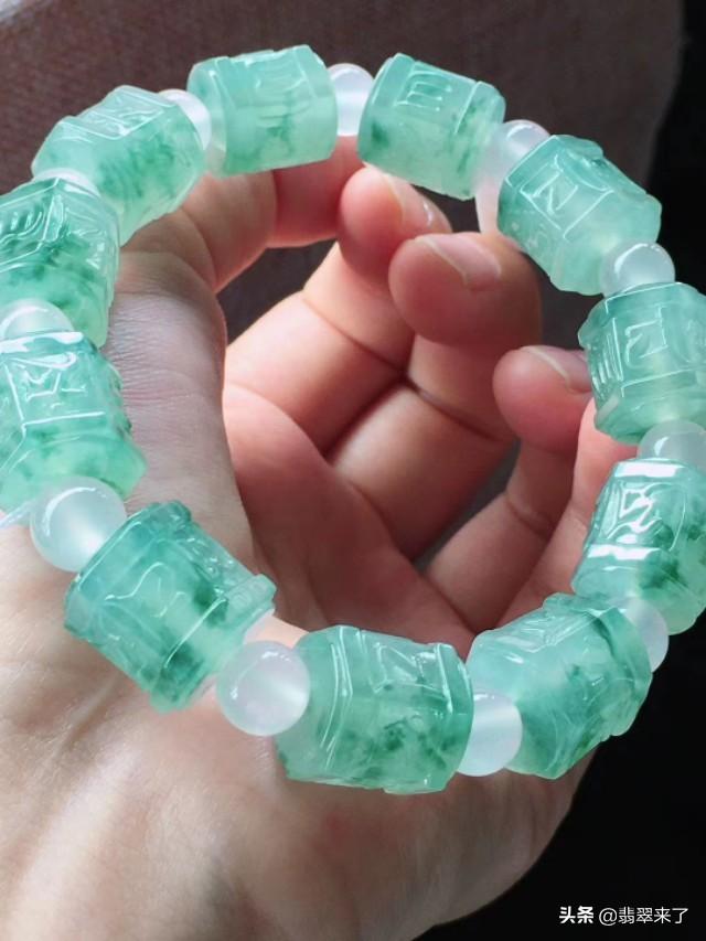 翡翠手镯戴大还是戴小,翡翠小圆珠手镯-第25张图片-翡翠网 翡翠手镯戴大还是戴小,翡翠小圆珠手镯-第25张图片-翡翠网
