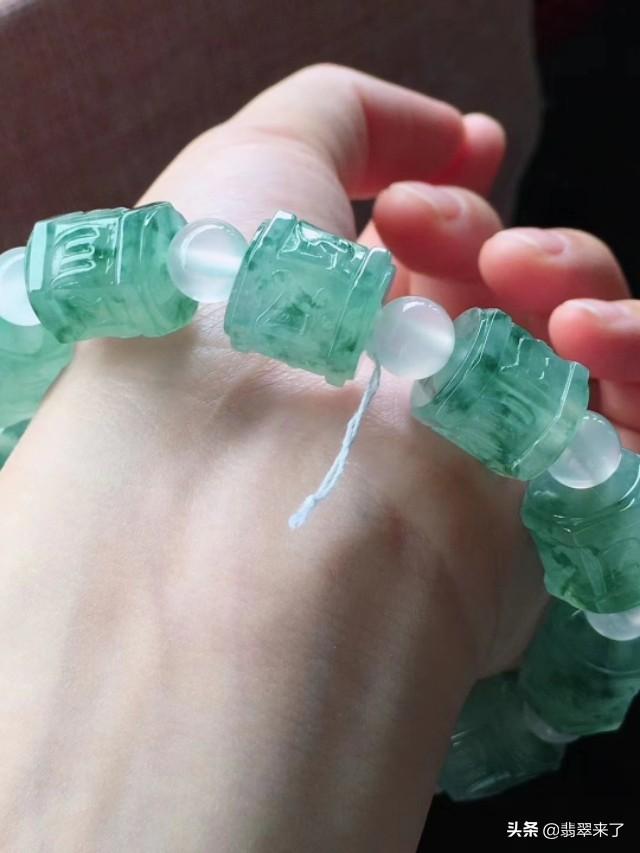 翡翠手镯戴大还是戴小,翡翠小圆珠手镯-第27张图片-翡翠网 翡翠手镯戴大还是戴小,翡翠小圆珠手镯-第27张图片-翡翠网