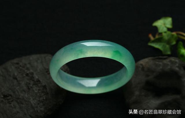 爱翡翠知识点爱翡翠的女人-第4张图片-翡翠网 爱翡翠知识点爱翡翠的女人-第4张图片-翡翠网