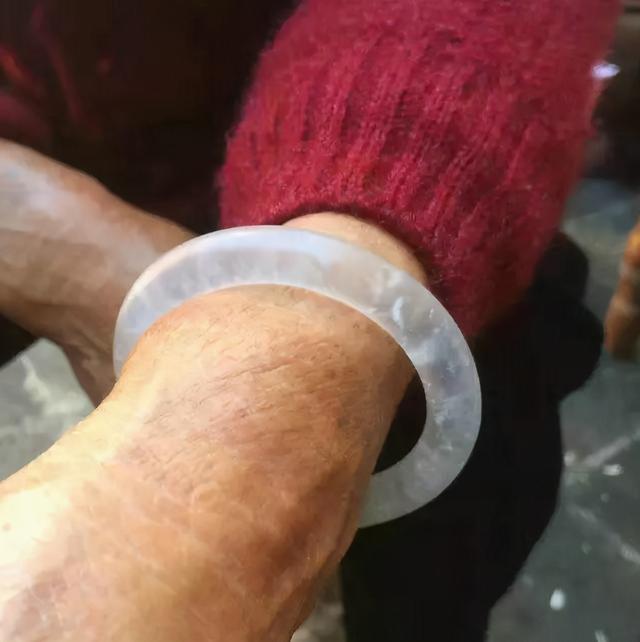 100年以上的老玉镯价值翡翠旧手镯-第4张图片-翡翠网 100年以上的老玉镯价值翡翠旧手镯-第4张图片-翡翠网
