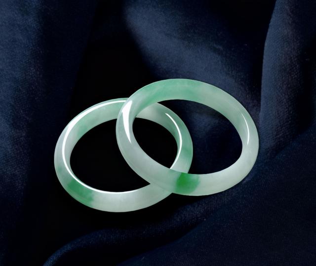 100年以上的老玉镯价值翡翠旧手镯-第5张图片-翡翠网 100年以上的老玉镯价值翡翠旧手镯-第5张图片-翡翠网