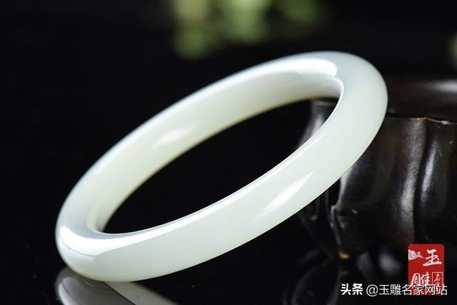 翡翠手镯有黑点能买吗翡翠手镯怎么看真假-第3张图片-翡翠网 翡翠手镯有黑点能买吗翡翠手镯怎么看真假-第3张图片-翡翠网
