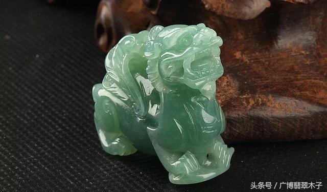 属虎带翡翠手镯,属虎戴什么翡翠-第8张图片-翡翠网 属虎带翡翠手镯,属虎戴什么翡翠-第8张图片-翡翠网