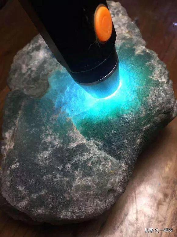 紫翡翠原石打灯表现黑皮翡翠原石打灯各种表现-第15张图片-翡翠网 紫翡翠原石打灯表现黑皮翡翠原石打灯各种表现-第15张图片-翡翠网