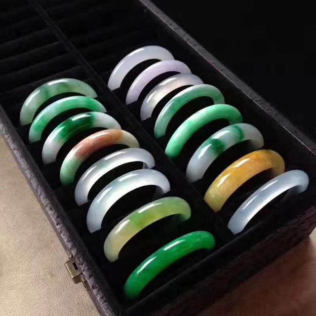 梦到戴翡翠手镯,梦见得到翡翠手镯-第1张图片-翡翠网 梦到戴翡翠手镯,梦见得到翡翠手镯-第1张图片-翡翠网