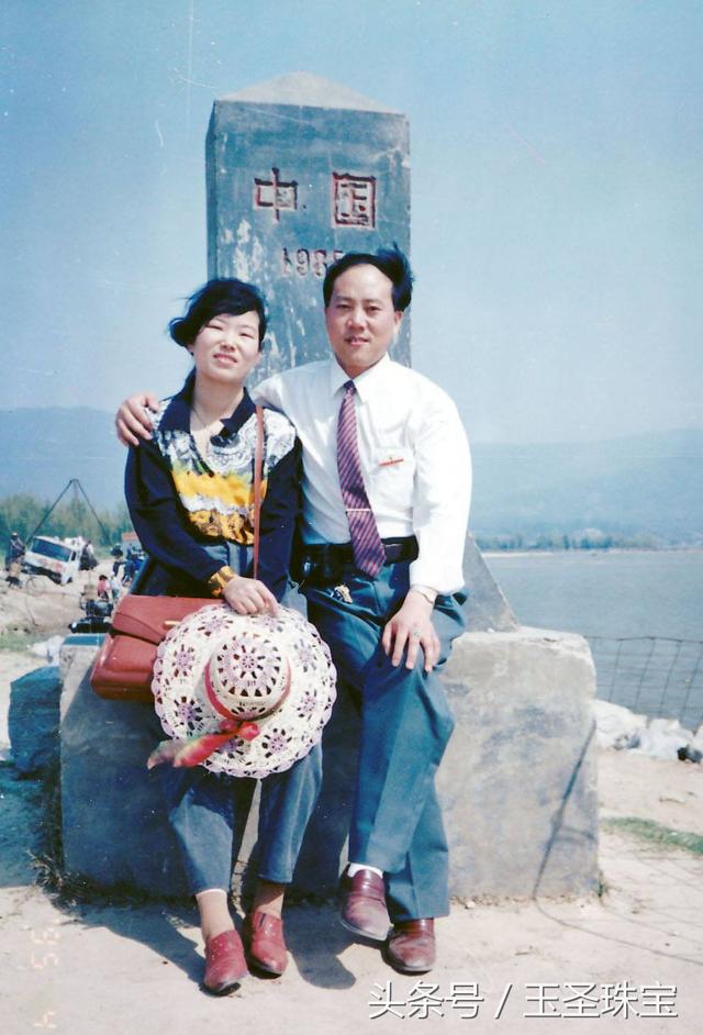 翡翠毛石鉴别知识玻璃种翡翠毛料-第6张图片-翡翠网 翡翠毛石鉴别知识玻璃种翡翠毛料-第6张图片-翡翠网