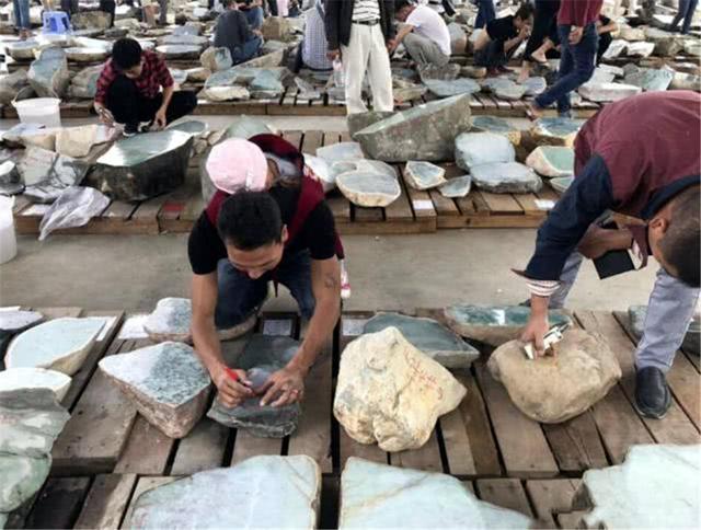 福禄寿翡翠镯子,古代翡翠手镯交易市场-第9张图片-翡翠网 福禄寿翡翠镯子,古代翡翠手镯交易市场-第9张图片-翡翠网