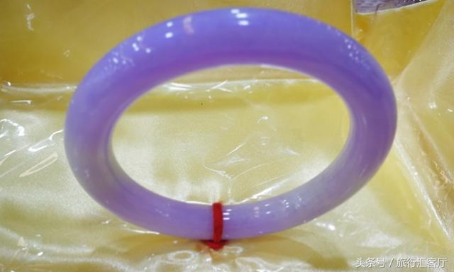 什么是糯种翡翠10000块春带彩翡翠手镯-第7张图片-翡翠网 什么是糯种翡翠10000块春带彩翡翠手镯-第7张图片-翡翠网