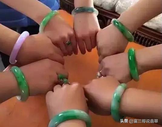 翡翠手镯的作用,翡翠手镯太紧怎么处理-第2张图片-翡翠网 翡翠手镯的作用,翡翠手镯太紧怎么处理-第2张图片-翡翠网