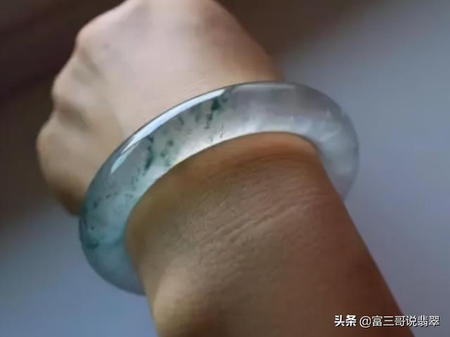 翡翠手镯的作用,翡翠手镯太紧怎么处理-第3张图片-翡翠网 翡翠手镯的作用,翡翠手镯太紧怎么处理-第3张图片-翡翠网