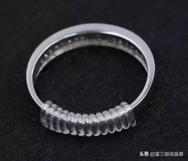 翡翠手镯的作用,翡翠手镯太紧怎么处理-第6张图片-翡翠网 翡翠手镯的作用,翡翠手镯太紧怎么处理-第6张图片-翡翠网