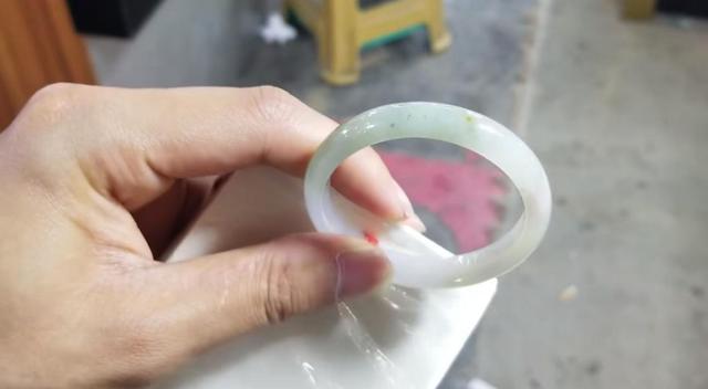 翡翠手镯上有黄点翡翠手镯有杂质黄点-第1张图片-翡翠网 翡翠手镯上有黄点翡翠手镯有杂质黄点-第1张图片-翡翠网