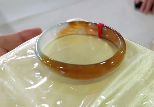 翡翠手镯上有黄点翡翠手镯有杂质黄点-第3张图片-翡翠网 翡翠手镯上有黄点翡翠手镯有杂质黄点-第3张图片-翡翠网