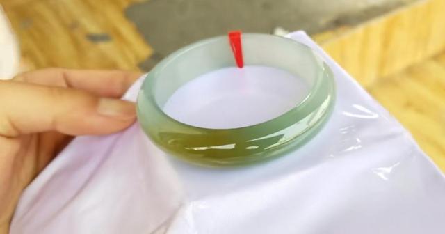 翡翠手镯上有黄点翡翠手镯有杂质黄点-第4张图片-翡翠网 翡翠手镯上有黄点翡翠手镯有杂质黄点-第4张图片-翡翠网