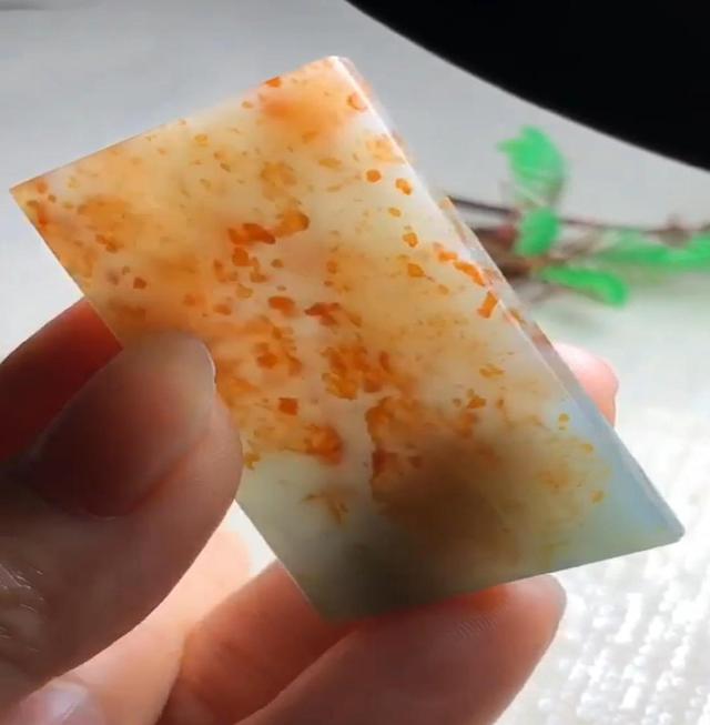 翡翠手镯上有黄点翡翠手镯有杂质黄点-第6张图片-翡翠网 翡翠手镯上有黄点翡翠手镯有杂质黄点-第6张图片-翡翠网