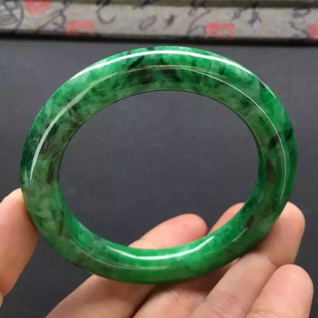 有黑癣的翡翠手镯翡翠原石里面全是黑癣-第4张图片-翡翠网 有黑癣的翡翠手镯翡翠原石里面全是黑癣-第4张图片-翡翠网