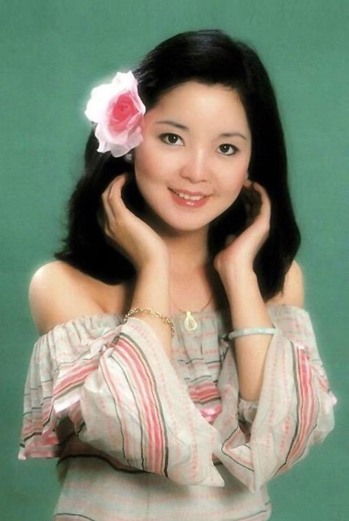 戴翡翠手镯有什么好处和禁忌,明星翡翠手镯-第3张图片-翡翠网 戴翡翠手镯有什么好处和禁忌,明星翡翠手镯-第3张图片-翡翠网