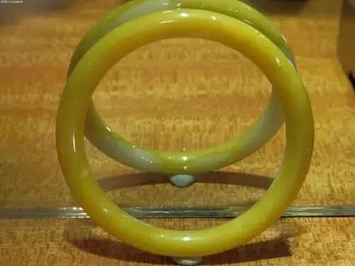 翡翠手镯12种颜色,七彩翡翠手镯惊现盛世-第10张图片-翡翠网 翡翠手镯12种颜色,七彩翡翠手镯惊现盛世-第10张图片-翡翠网