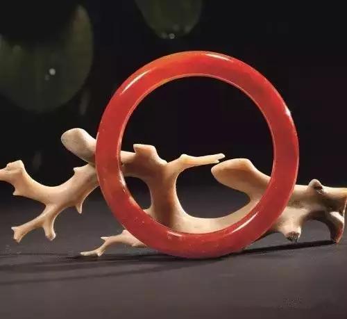 翡翠手镯12种颜色,七彩翡翠手镯惊现盛世-第11张图片-翡翠网 翡翠手镯12种颜色,七彩翡翠手镯惊现盛世-第11张图片-翡翠网