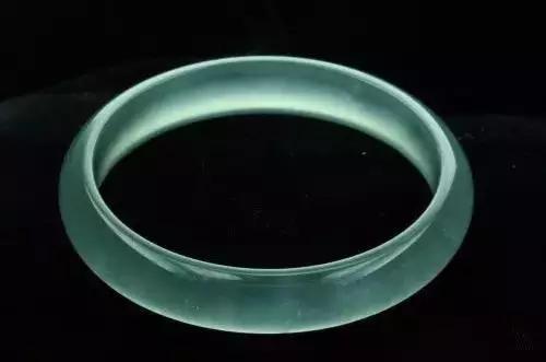 翡翠手镯12种颜色,七彩翡翠手镯惊现盛世-第13张图片-翡翠网 翡翠手镯12种颜色,七彩翡翠手镯惊现盛世-第13张图片-翡翠网