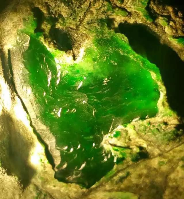 翡翠原石价格兰州帝王绿翡翠原石-第1张图片-翡翠网 翡翠原石价格兰州帝王绿翡翠原石-第1张图片-翡翠网