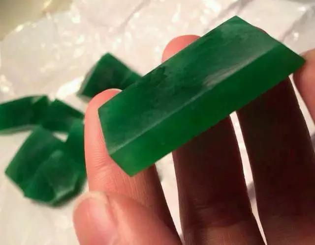 翡翠原石价格兰州帝王绿翡翠原石-第19张图片-翡翠网 翡翠原石价格兰州帝王绿翡翠原石-第19张图片-翡翠网