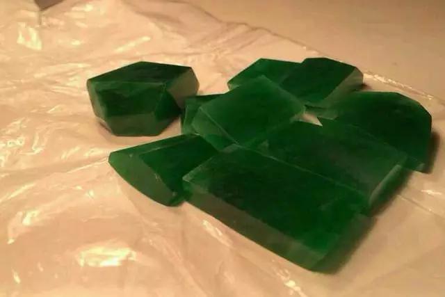 翡翠原石价格兰州帝王绿翡翠原石-第20张图片-翡翠网 翡翠原石价格兰州帝王绿翡翠原石-第20张图片-翡翠网